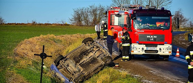 Auto dachowało. Ślisko na drogach  - Zdjęcie główne