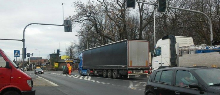 Trwa remont krajówki w Jarocinie. Utrudnienia [ZDJĘCIA]  - Zdjęcie główne