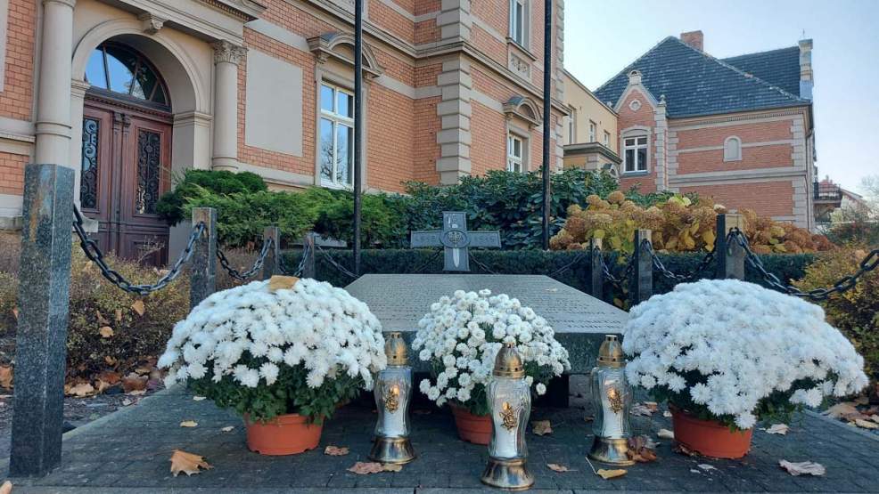 Groby bohaterów udekorowane kwiatami i zniczami - Zdjęcie główne