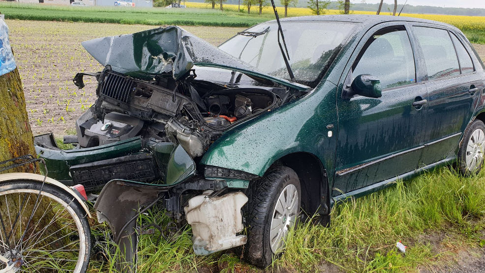 Najpierw skodą uderzyła w znak drogowy, a potem w drzewo  - Zdjęcie główne