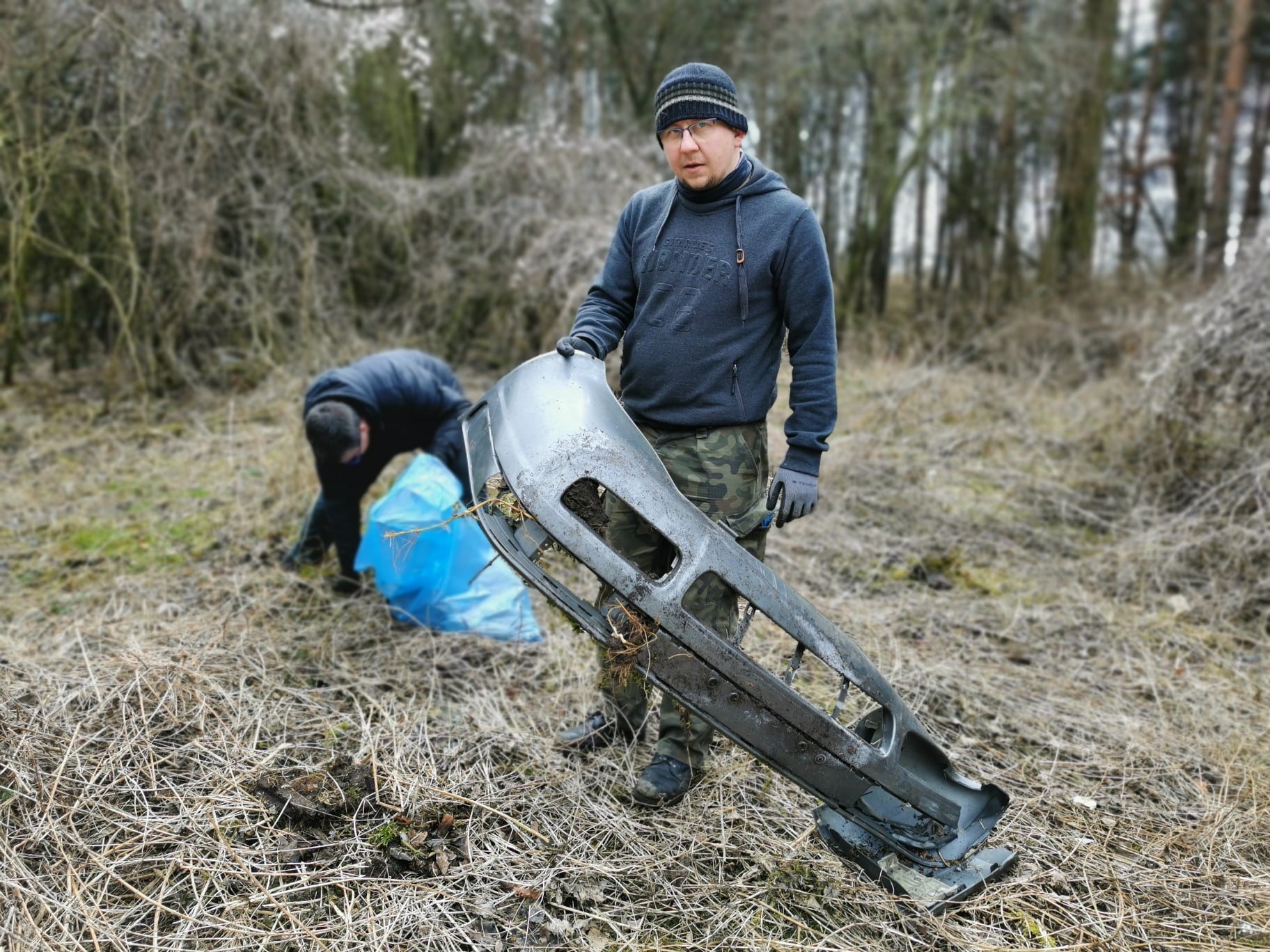 Stowarzyszenie RoweLOVE Jarocin w sobotni poranek zaprosiło swoich członków i sympatyków na wiosenne porządki przy ścieżkach rowerowych