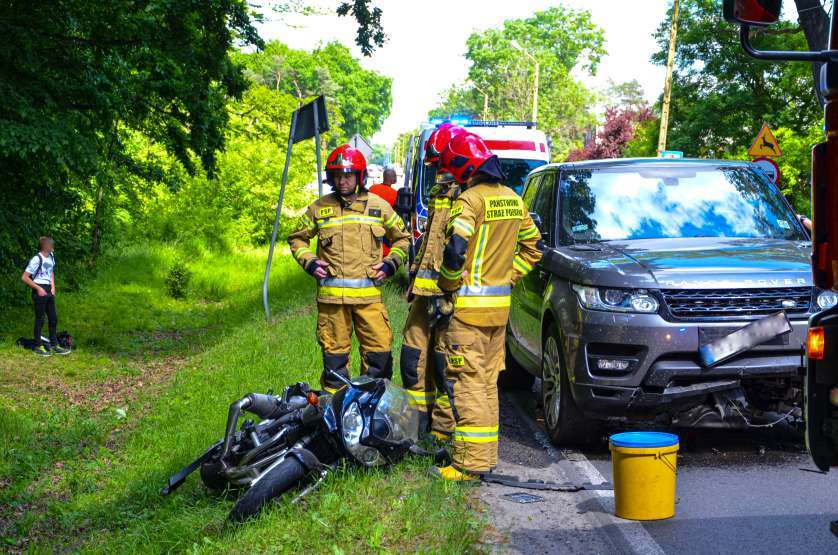 Jarocin. Motocyklista zderzył się z dwoma autami. Trafił do szpitala