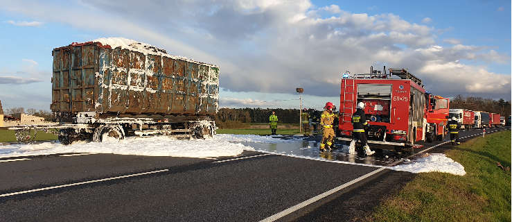 Lubrze. Pożar naczepy ze złomem. Utrudnienia na drodze krajowej nr 11