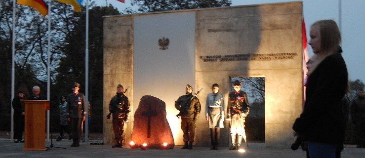 Nowym pomnikiem uczcili poległych - Zdjęcie główne