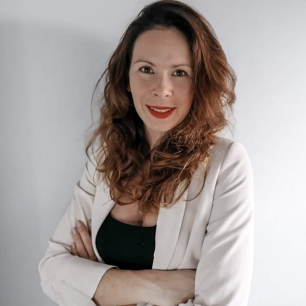 Kapitan Olga Bieniek pracuje w wojsku. Tworzy podcasty i prowadzi bloga