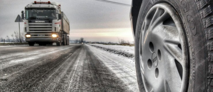 Uwaga kierowcy. Drogi czarne, ale miejscami bardzo śliskie! - Zdjęcie główne