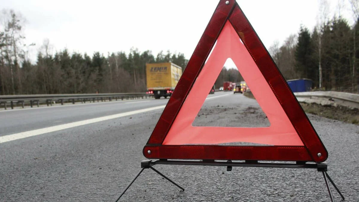 Samochód dachował na drodze krajowej. Służby wezwane na miejsce zdarzenia [AKTUALIZACJA] - Zdjęcie główne