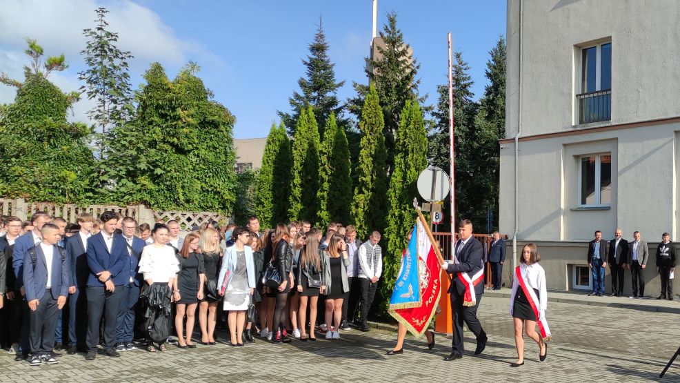 Rozpoczęcie roku szkolnego. Wprowadzenie pocztu sztandarowego ZSP 2 Jarocin