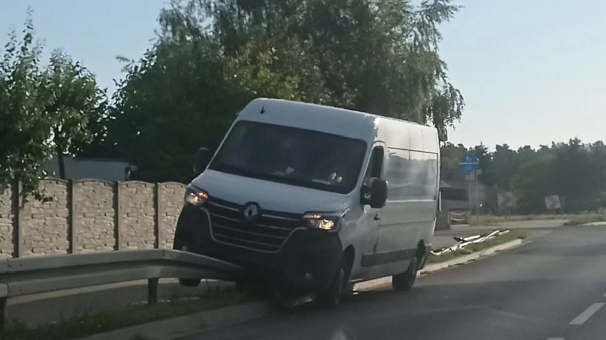 Bus zawisł na barierkach przy drodze wojewódzkiej 443
