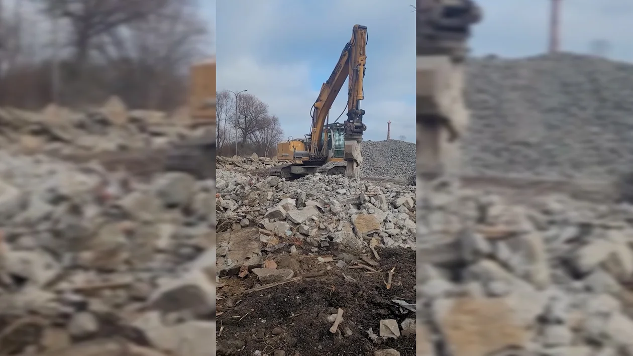 Ponad tysiąc ton gruzu po wyburzeniu charakterystycznego komina w Jarocinie [WIDEO] - Zdjęcie główne