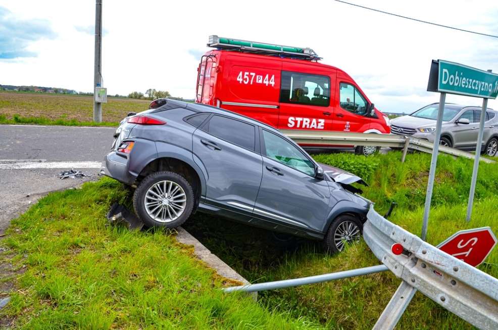 Zderzenie dwóch pojazdów. Hyundai staranował barierki. Mercedes zatrzymał się na polu