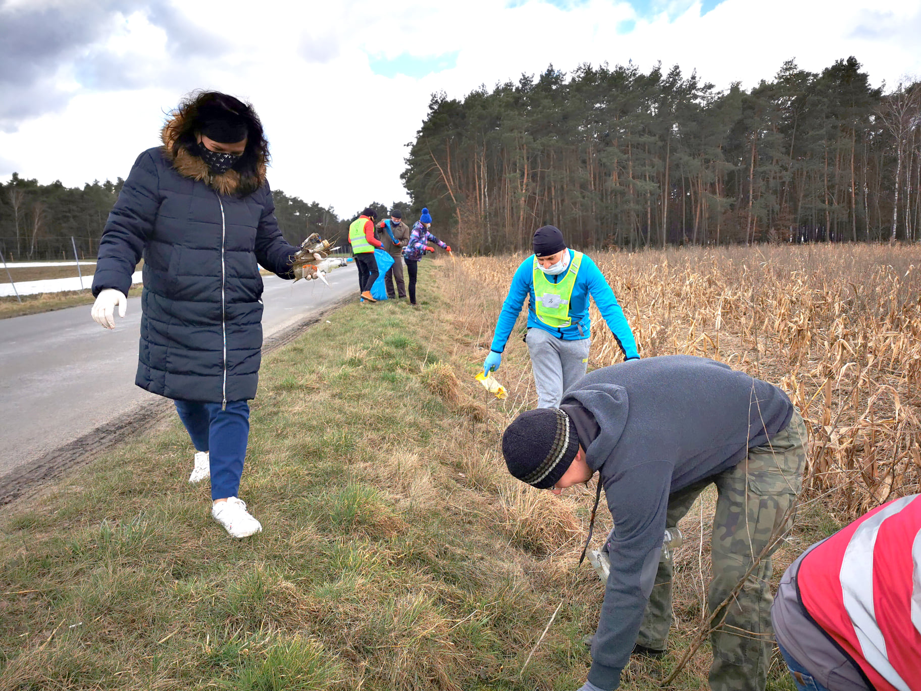 Stowarzyszenie RoweLOVE Jarocin w sobotni poranek zaprosiło swoich członków i sympatyków na wiosenne porządki przy ścieżkach rowerowych