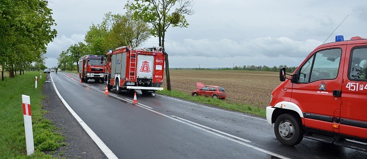  Auto wypadło z drogi. Zatrzymało się na polu [ZDJĘCIA]  - Zdjęcie główne