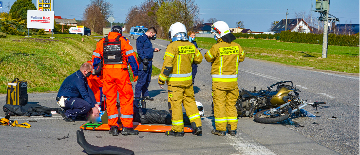  Zderzenie motocyklisty z autem osobowym na drodze Jarocin – Żerków. Przyleciał LPR