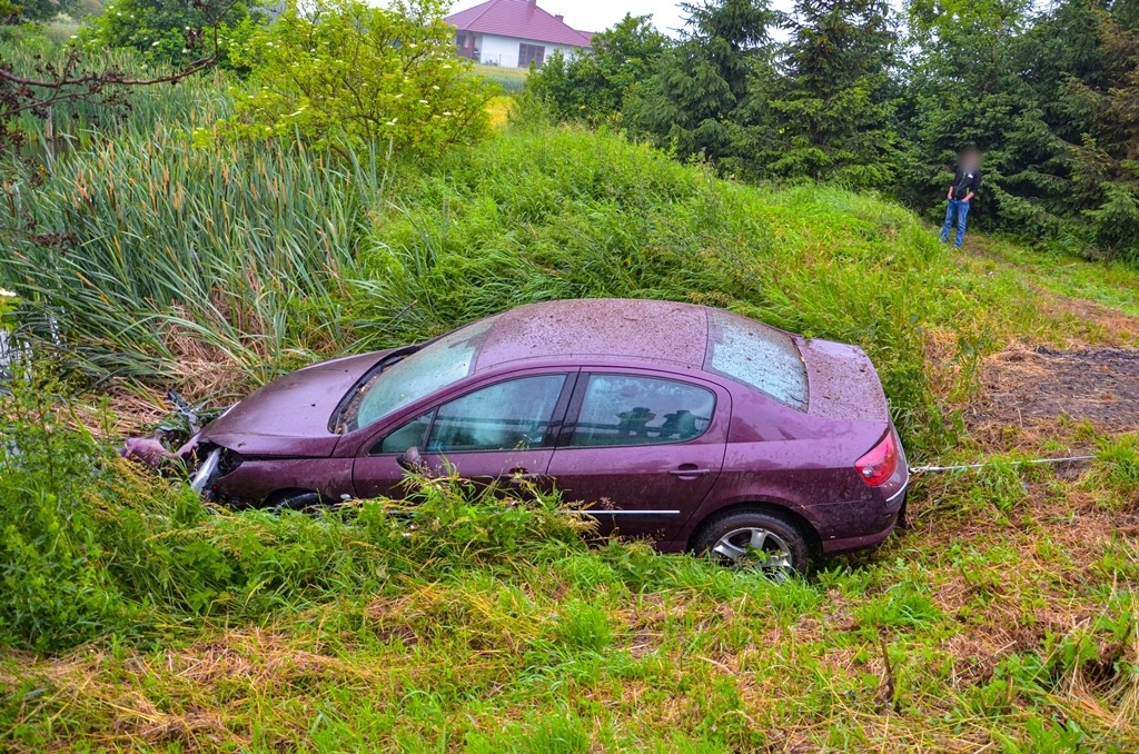 Jaraczewo. Auto wjechało do stawu. Kierowca był pijany - Zdjęcie główne