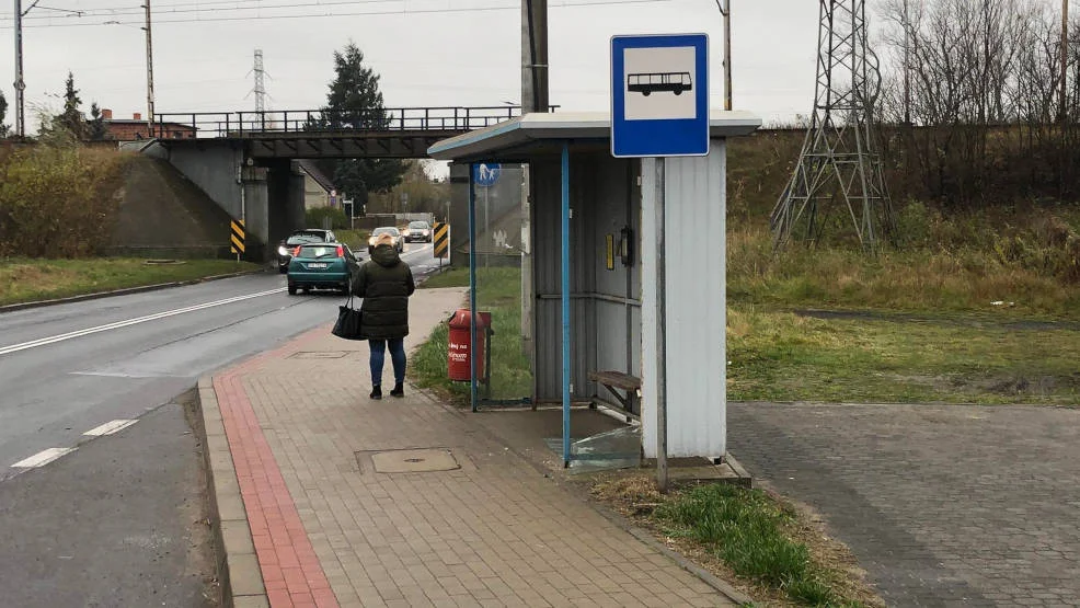 Giną rozkłady jazdy z przystanków JLA. Przyczyna jest zaskakująca - Zdjęcie główne