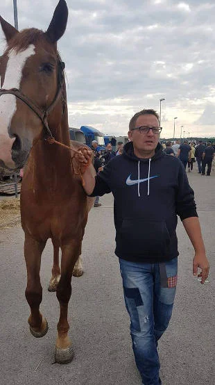 Od 10 lat jest prezesem Fundacji "Benek". Jarociniak ratuje konie, wielbłądy i żubry