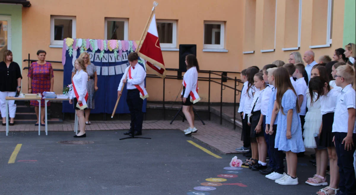 Uczniowie ze szkół podstawowych i średnich Ziemi Jarocińskiej kończą rok szkolny i zaczynają wakacje [ZDJĘCIA] - Zdjęcie główne