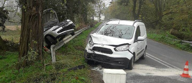 Opel zawisł na barierkach po zderzeniu. Kierowca w szpitalu  - Zdjęcie główne