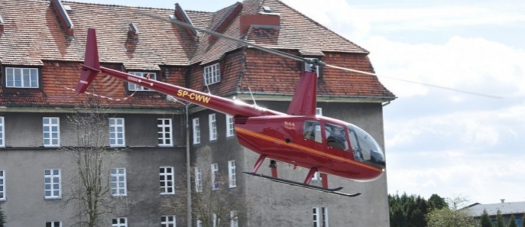 Helikopter zniżył lot. Potem zniknął za budynkami  - Zdjęcie główne