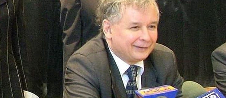 Uśmiechnięty prezes Kaczyński. Zobaczcie, kto stoi za szefem PiS-u.... - Zdjęcie główne