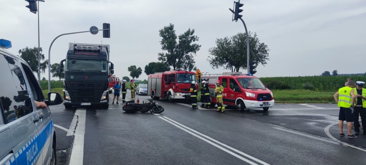 Wypadek z udziałem motocyklisty na drodze krajowej nr 11  - Zdjęcie główne