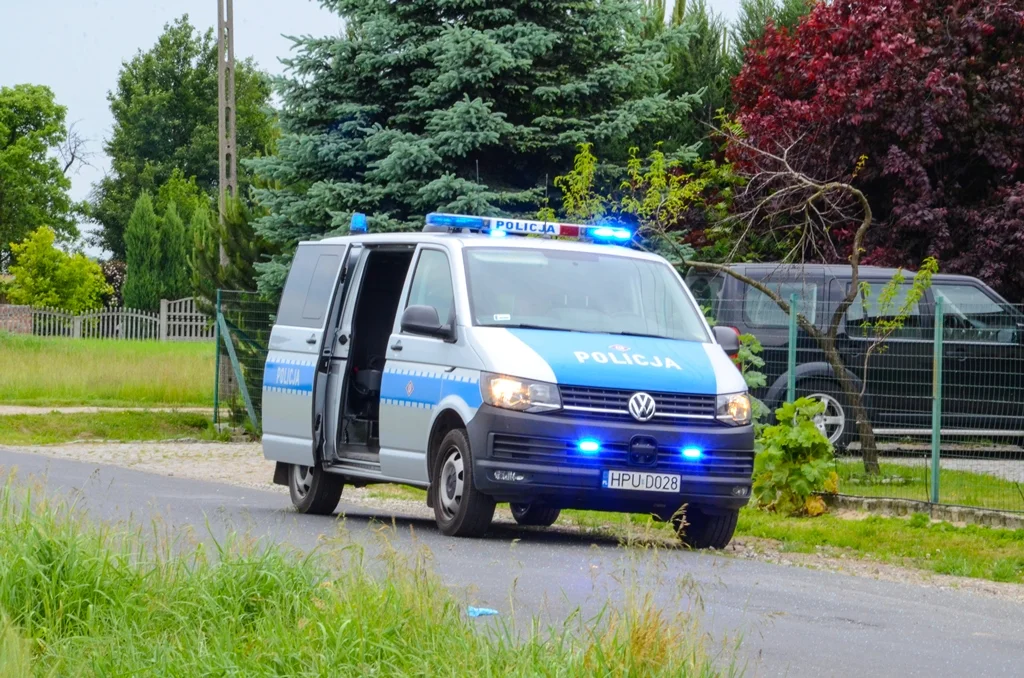 Uderzył w drzewo na drodze Golina – Zakrzew. Był pijany - Zdjęcie główne