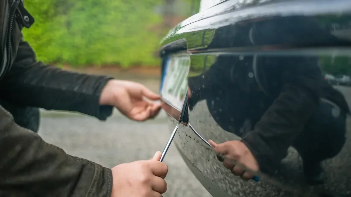 Uwaga, złodzieje na potęgę kradną tablice rejestracyjne. Dlaczego i co zrobić w takim przypadku?