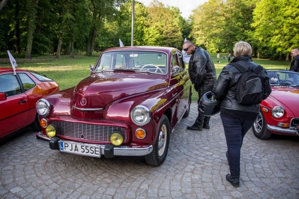 Przed pałacem Radolińskich odbyła się prezentacja zabytkowych pojazdów [ZDJĘCIA] - Zdjęcie główne