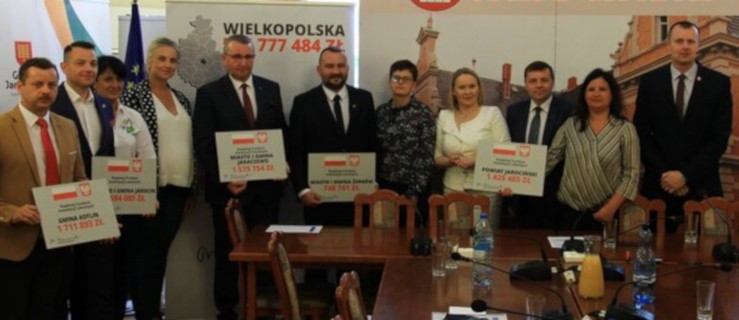 Przywieźli do Jarocina czeki na grube miliony. Na razie tylko na papierze   - Zdjęcie główne