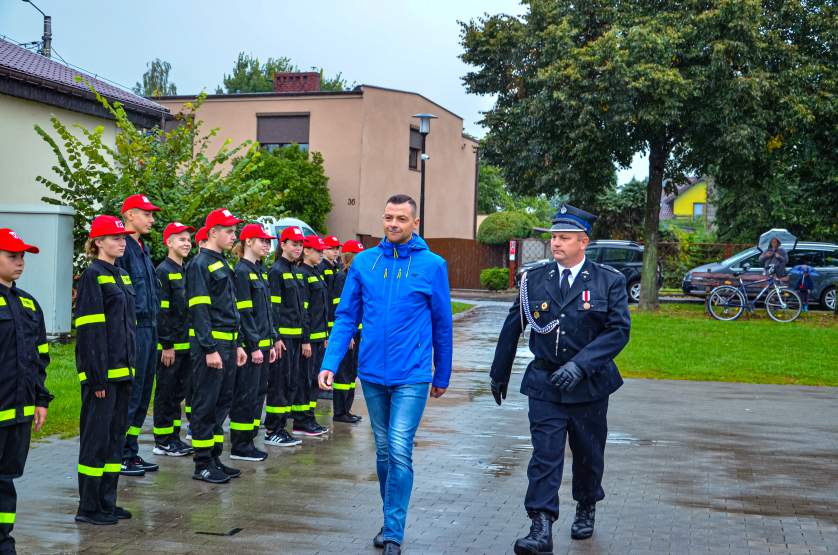 OSP Cielcza wprowadziła uroczyście replikę strażackiego mercedesa 