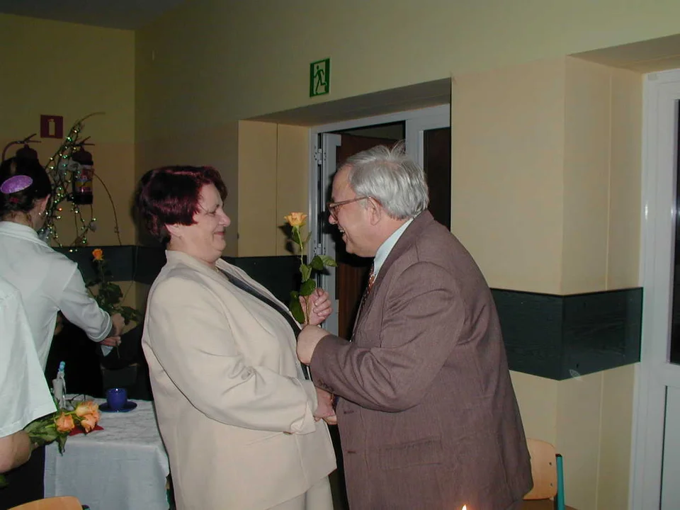 Jarocin. Luty 2002 roku. Zdjęcia w UG w Kotlinie. Ówczesny wójt Walenty Kwaśniewski wręcza urzędniczkom kwiaty z okazji Walentynek 