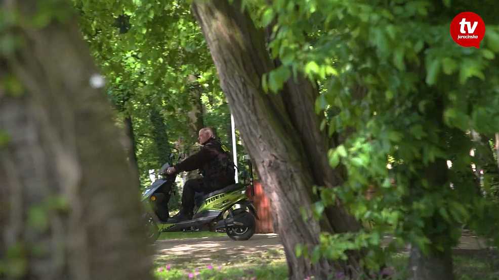 W parku pojawili się ochroniarze na skuterach. O co chodzi? [WIDEO] - Zdjęcie główne