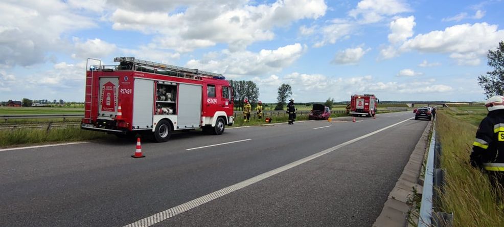 Fiat cinquecento uderzył w bariery ochronne na obwodnicy Jarocina. 