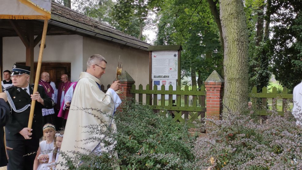 Procesja z Najświętszym Skaramentem podczas odpustu w Golinie