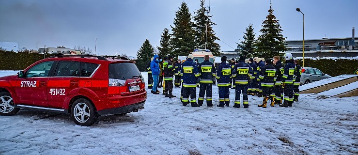 Połamane drzewa. Jedno pod ciężarem mokrego śniegu spadło na samochód        - Zdjęcie główne