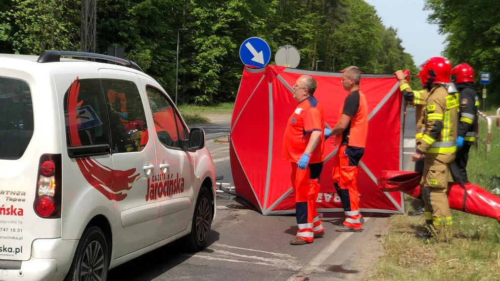 Tragedia na dawnej DK 11 pod Jarocinem. BMW potrąciło rowerzystkę. Kobieta zginęła na miejscu [ZDJECIA]   - Zdjęcie główne