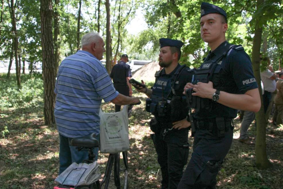 Pomnik prof. Jana Szyszko odsłonięty przy gwizdach i asyście policjiOdsłonili pomnik