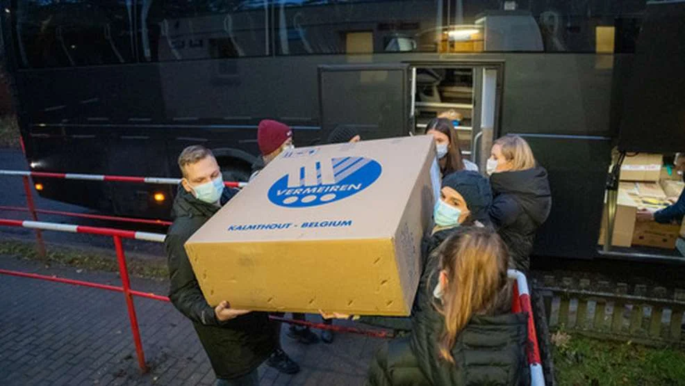 Młodzież z jarocińskiego ADE zawiozła dary do ośrodka dla uchodźców