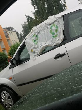 Od rana pada deszcz. Na ulicy Wrocławskiej w Jarocinie stoi auto z otwartą szybą. Mieszkańcy apelują - Zdjęcie główne