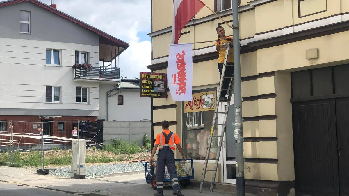 Dzień Solidarności i Wolności. Flagi na ulicach Jarocina, złożenie kwiatów oraz msza św. w niedzielę - Zdjęcie główne