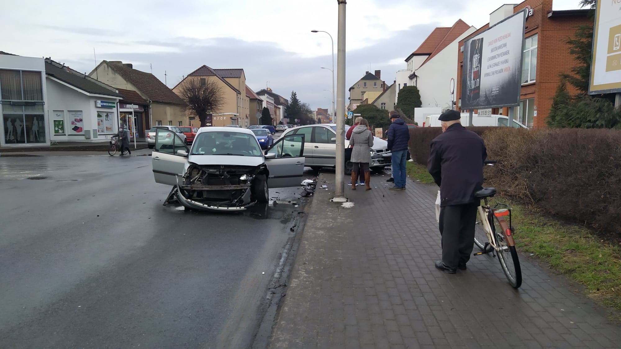 Renault wjechało na chodnik. Sekundę temu przechodziła tam kobieta - Zdjęcie główne