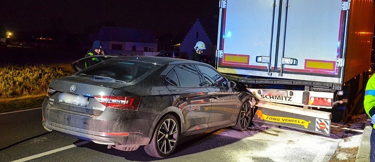 Uderzył w ciężarówkę i uciekł. Szukali go policjanci z dwóch komend. Jaki jest finał?  - Zdjęcie główne