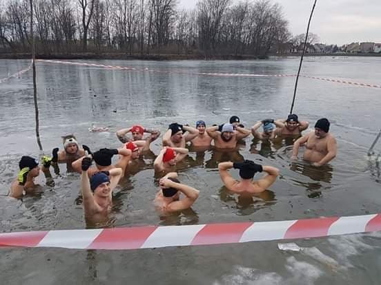 Sezon na morsowanie w pełni. Morsy zapraszają do wspólnej zabawy 