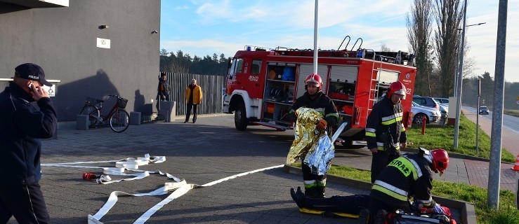 Zadymienie w komendzie policji. Wezwano straż pożarną, która przeprowadza ćwiczenia  - Zdjęcie główne