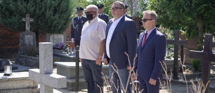 Sekretarz, przewodniczący i radny złożyli kwiaty na cmentarzu  - Zdjęcie główne