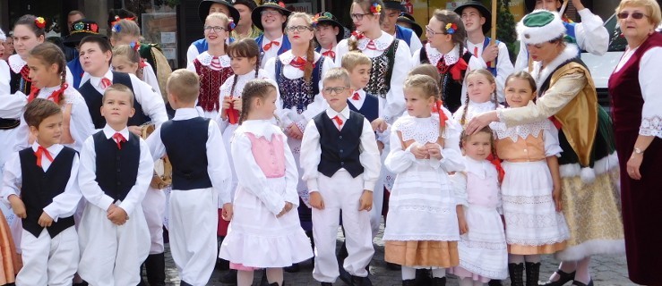 Nie wstydzą się występować na scenie w staromodnych strojach [FOTO, VIDEO] - Zdjęcie główne