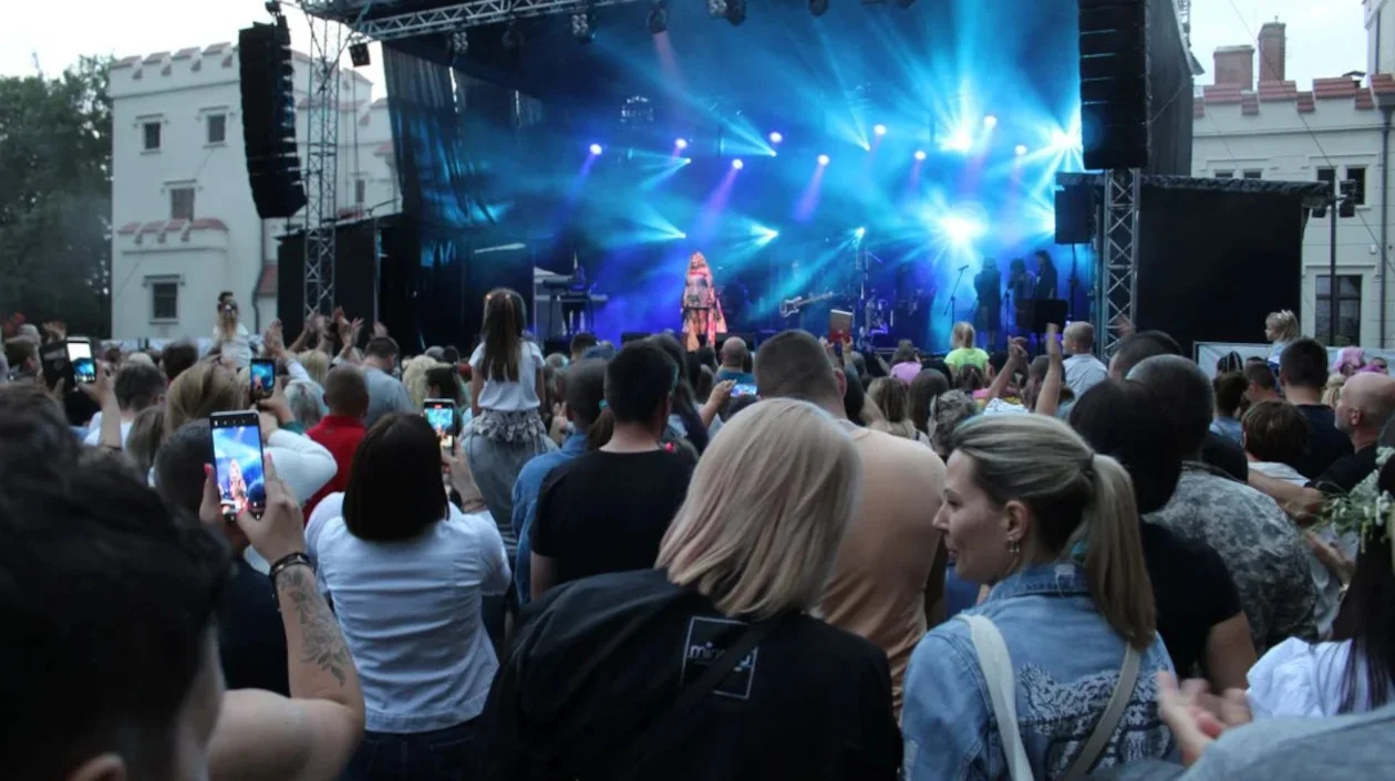 Tłumy na koncercie Beaty Kozidrak i zespołu Bajm w Jarocinie. "Wianki" w deszczu [ZDJĘCIA, WIDEO] - Zdjęcie główne