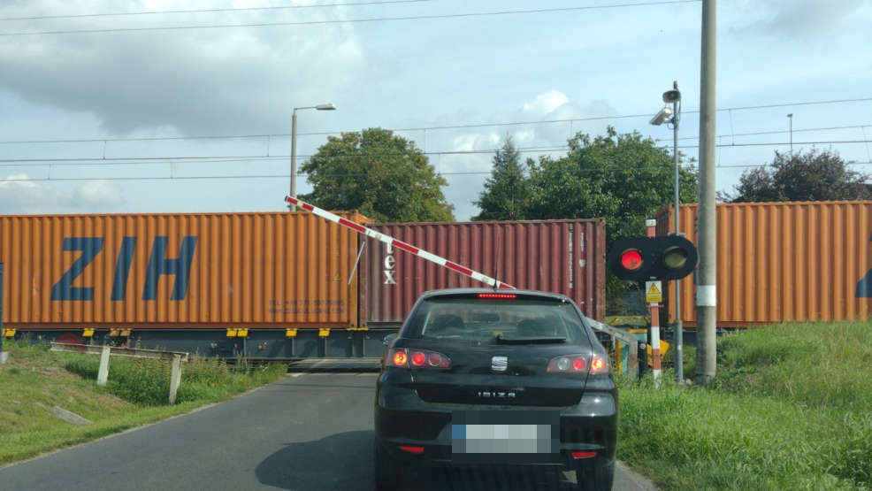 Groźne sytuacje na przejeździe w Mieszkowie.  Rogatki raz w górę, raz w dół - Zdjęcie główne