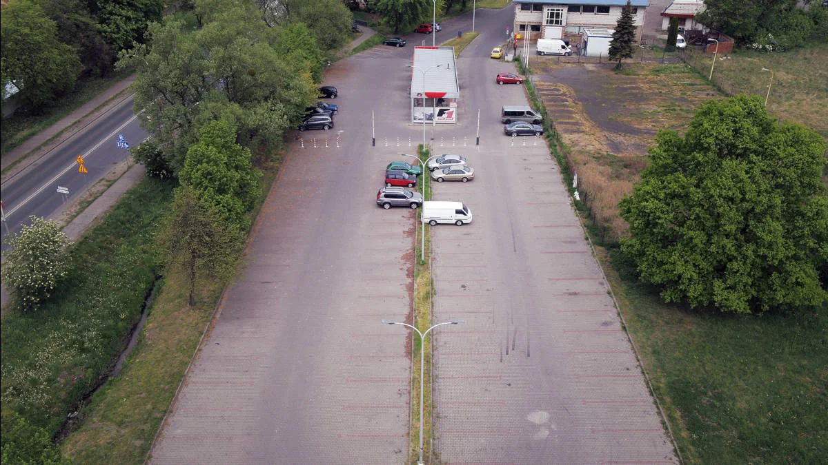 Parking dla mieszkańców rozkopanego centrum Jarocina jest już dostępny dla wszystkich - Zdjęcie główne